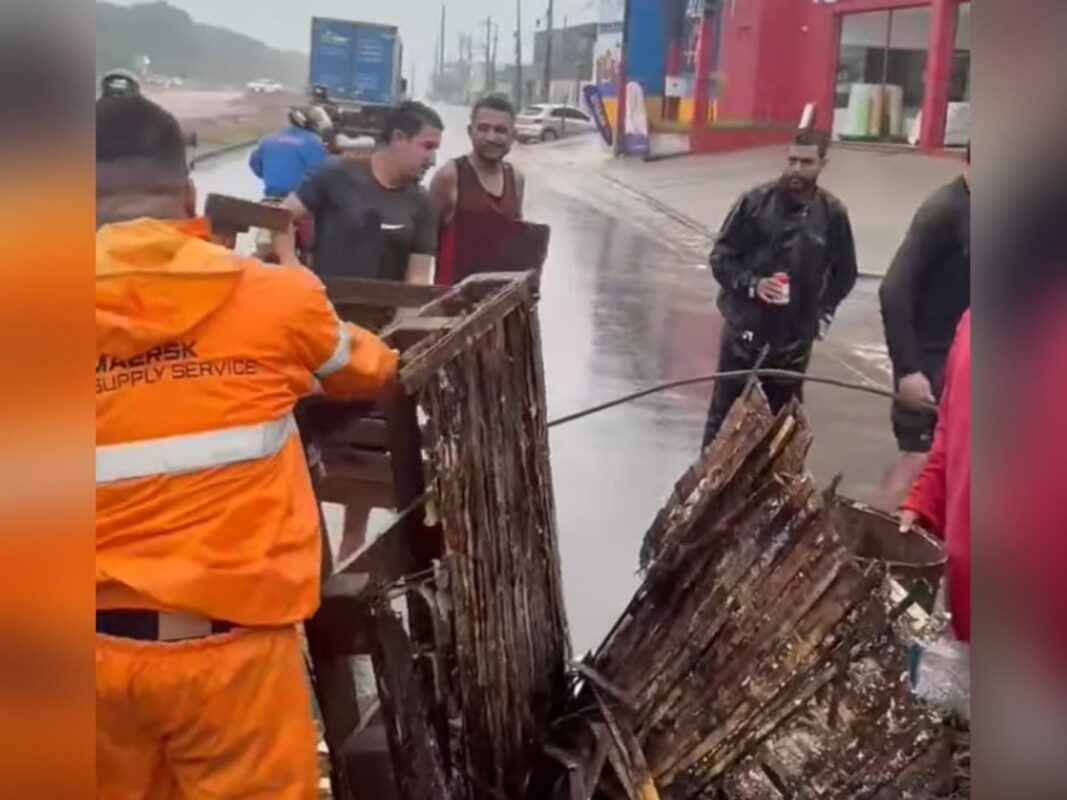 Moradores da estrada de Cabedelo protestam por danos causados pelas obras da BR-230, somados às fortes chuvas chuvas, cabedelo, protesto, br-230