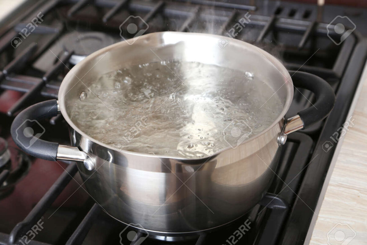 Mulher joga água fervente em colega de trabalho e vítima fica com queimaduras nas costas e braços Mulher joga água fervente em colega de trabalho e vítima fica com queimaduras nas costas e braços