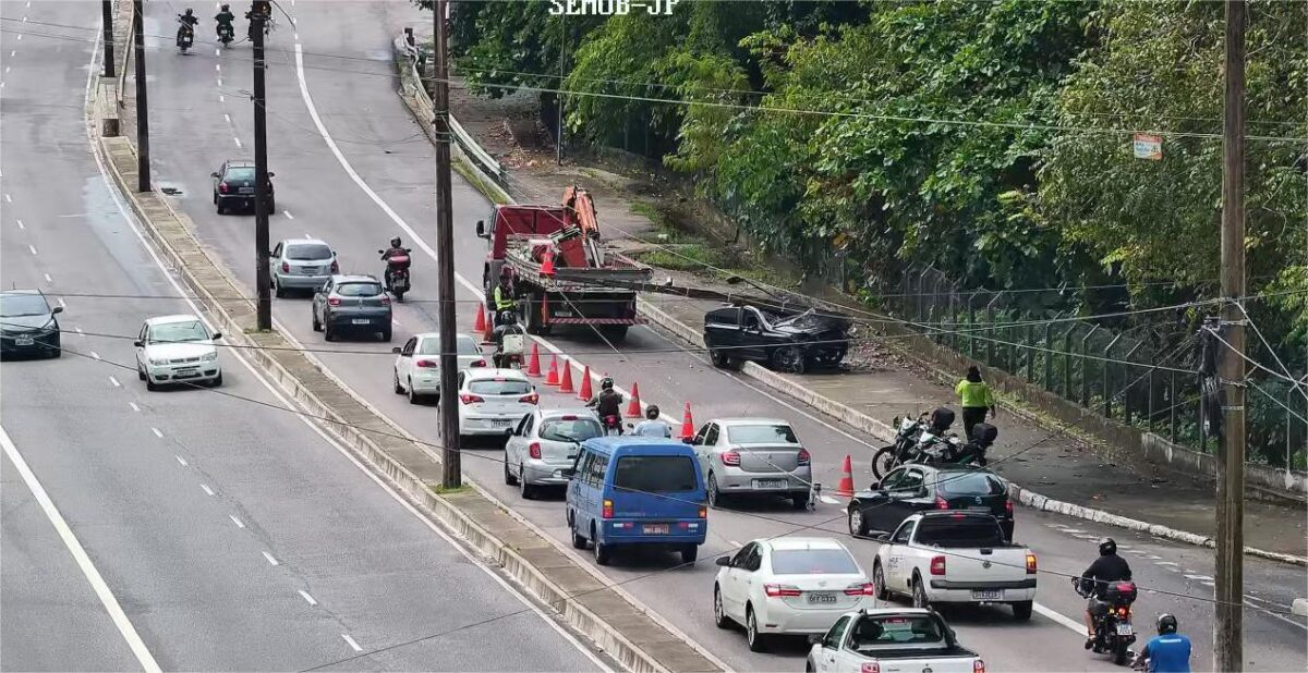 Na manhã deste sábado (16), um motorista perdeu o controle do veículo