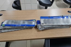 Mais de 20 placas de carros perdidas durante chuva da última sexta-feira são encontradas ao lado da Cidade da Polícia Civil em João Pessoa