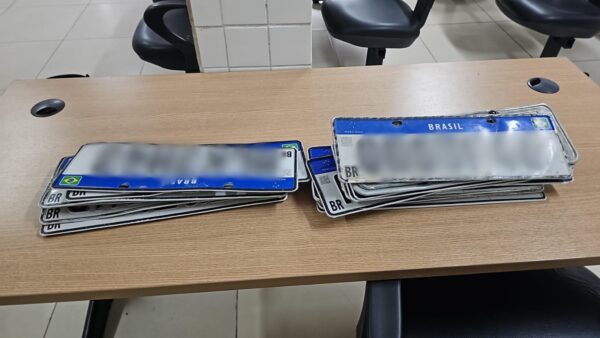 Mais de 20 placas de carros perdidas durante chuva da última sexta-feira são encontradas ao lado da Cidade da Polícia Civil em João Pessoa