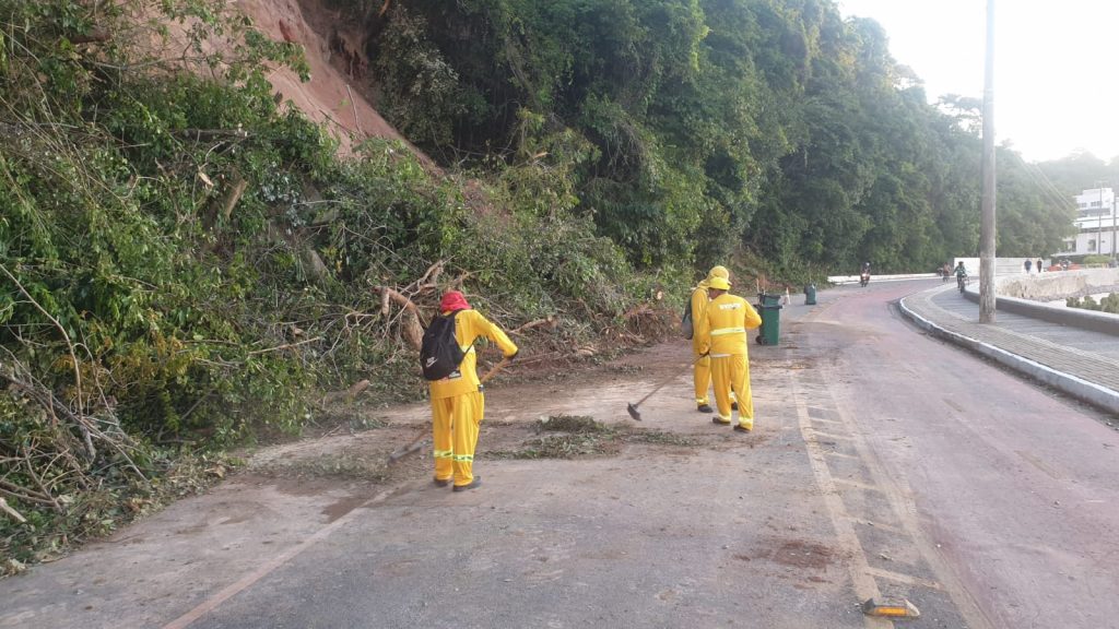 Tráfego na Avenida Cabo Branco é liberado após serviços de limpeza embaixo de barreira Tráfego na Avenida Cabo Branco é liberado após serviços de limpeza embaixo de barreira