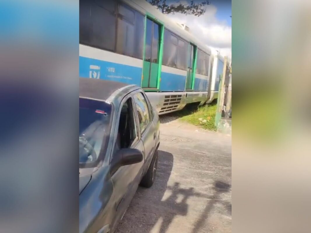 trem, carro, vlt, bayeux, colisão