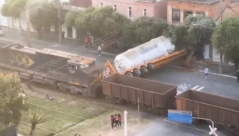 VÍDEO: Trem atinge carreta em Paraíba do Sul