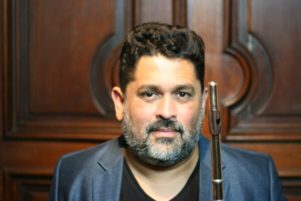 Radicado em Viena, onde é professor da Wien Musik Akademie, tem se apresentado com importantes orquestras