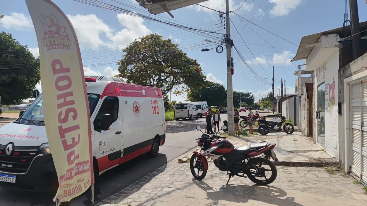 Vídeo: motociclista distraído bate de frente em um poste em João Pessoa Motociclista distraído bate de frente em um poste em João Pessoa