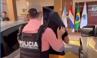 Ex-vice-prefeita suspeita de mandar matar prefeito no RN é presa no Paraguai e entregue a PF em Foz do Iguaçu Ex-vice-prefeita suspeita de mandar matar prefeito no RN é presa no Paraguai e entregue a PF em Foz do Iguaçu