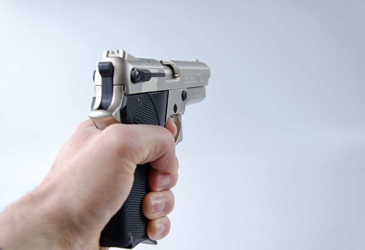 Jovem é baleado em ato de campanha em Campina Grande e internado em estado gravíssimo