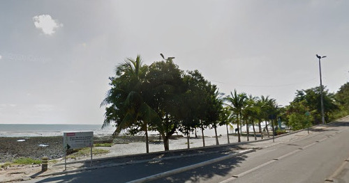 Praça de Iemanjá em 2015, parcialmente interditada devido ao avanço do mar. (foto: reprodução/Google Maps)
