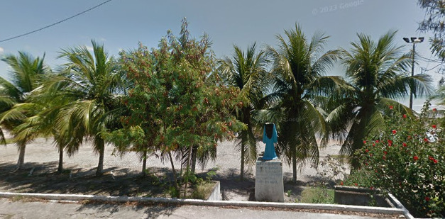 Praça de Iemanjá em 2015, parcialmente interditada devido ao avanço do mar. (foto: reprodução/Google Maps)
