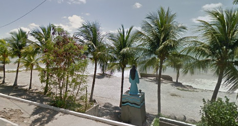 Praça de Iemanjá em 2015, parcialmente interditada devido ao avanço do mar. (foto: reprodução/Google Maps)