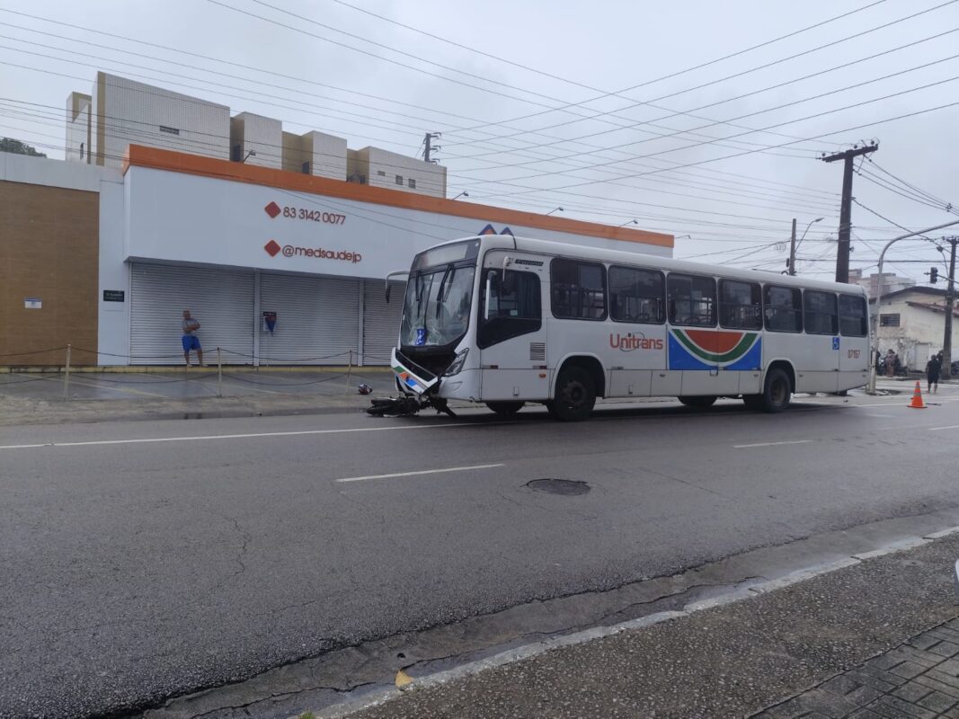 Motociclista por aplicativo e passageira morrem após colidir com ônibus no Centro de João Pessoa Motociclista por aplicativo e passageira morrem após colidir com ônibus no Centro de João Pessoa