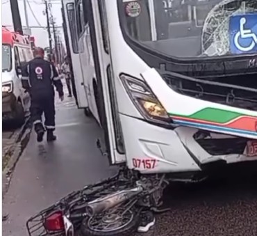 Motociclista por aplicativo e passageira morrem após colidir com ônibus no Centro de João Pessoa