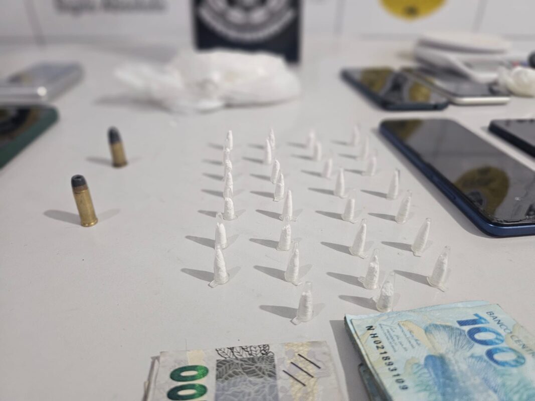 Operação prendeu traficante e apreendeu dinheiro e drogas em Esperança. (foto: divulgação/12ª DSPC)