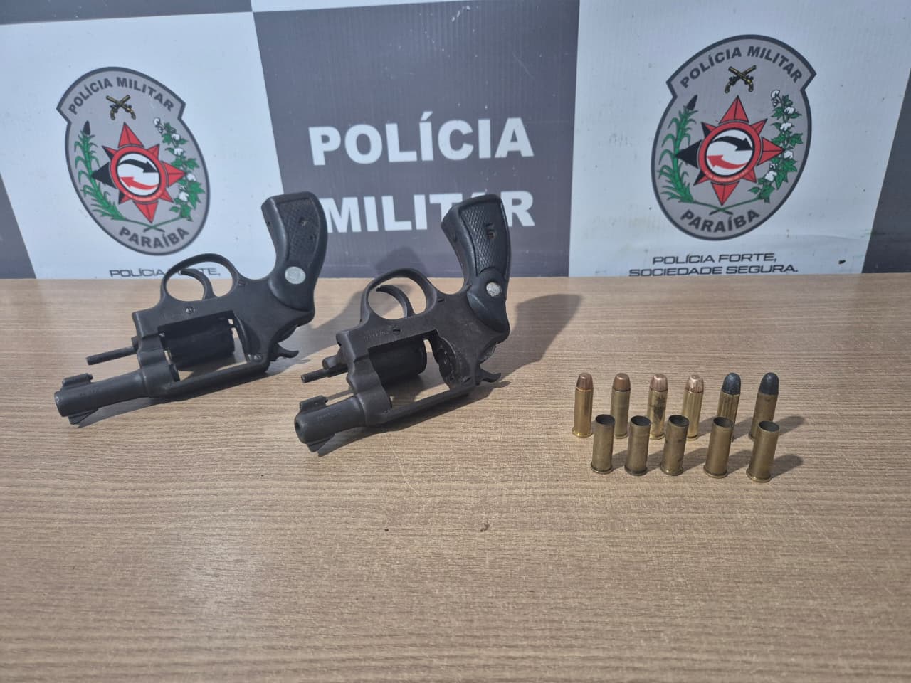 Armas apreendidas durante a ação. (foto: divulgação/Polícia Militar) 