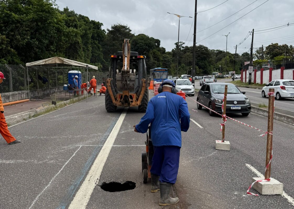 Serviço da Cagepa interdita duas faixas na Avenida Dom Pedro II, em João Pessoa serviço, cagepa