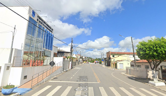 Centro de Riachão do Bacamarte, com destaque para o prédio da prefeitura municipal, à esquerda. (foto: reprodução/Google Maps)