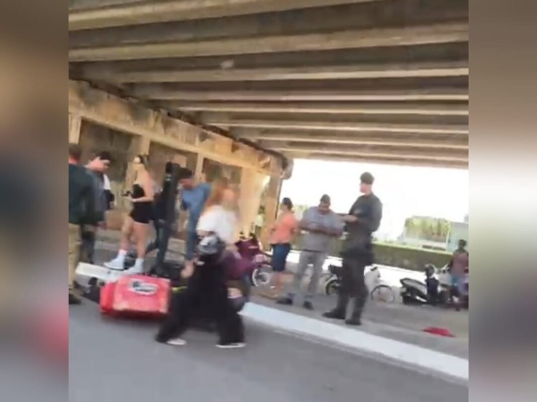 Colisão entre motos deixa motoboy e casal feridos próximo a viaduto em Cabedelo Colisão entre motos deixa motoboy e casal feridos próximo a viaduto em Cabedelo