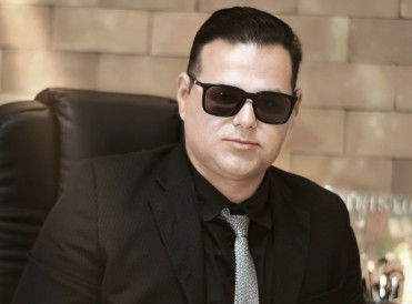 Prefeito comemora aniversário e publica ensaio fotográfico inusitado de cueca; confira Prefeito comemora aniversário e publica ensaio fotográfico inusitado de cueca; confira