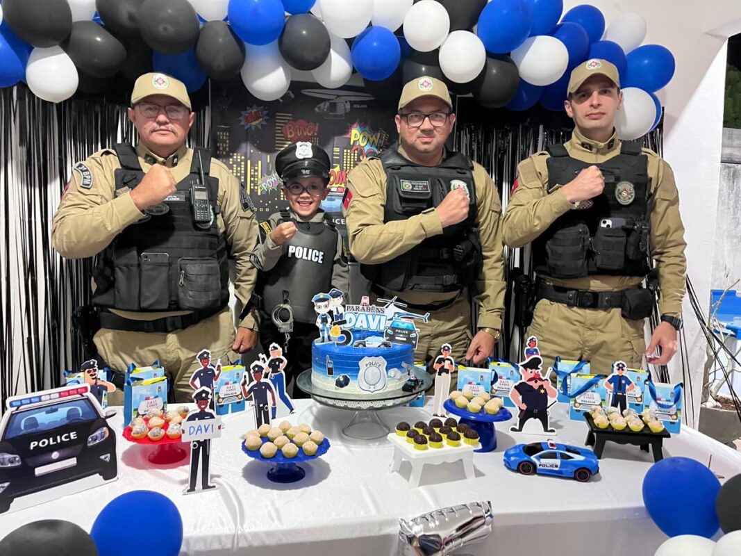 Policiais realizam sonho de criança de cinco anos na Paraíba e participam de festa de aniversário Pequeno Davi, de 5 anos, abraça policial militar de Patos durante sua festa de aniversário temática.