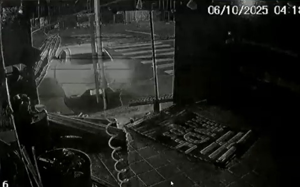 Grupo utiliza carro para arrombar e roubar loja de motos em João Pessoa