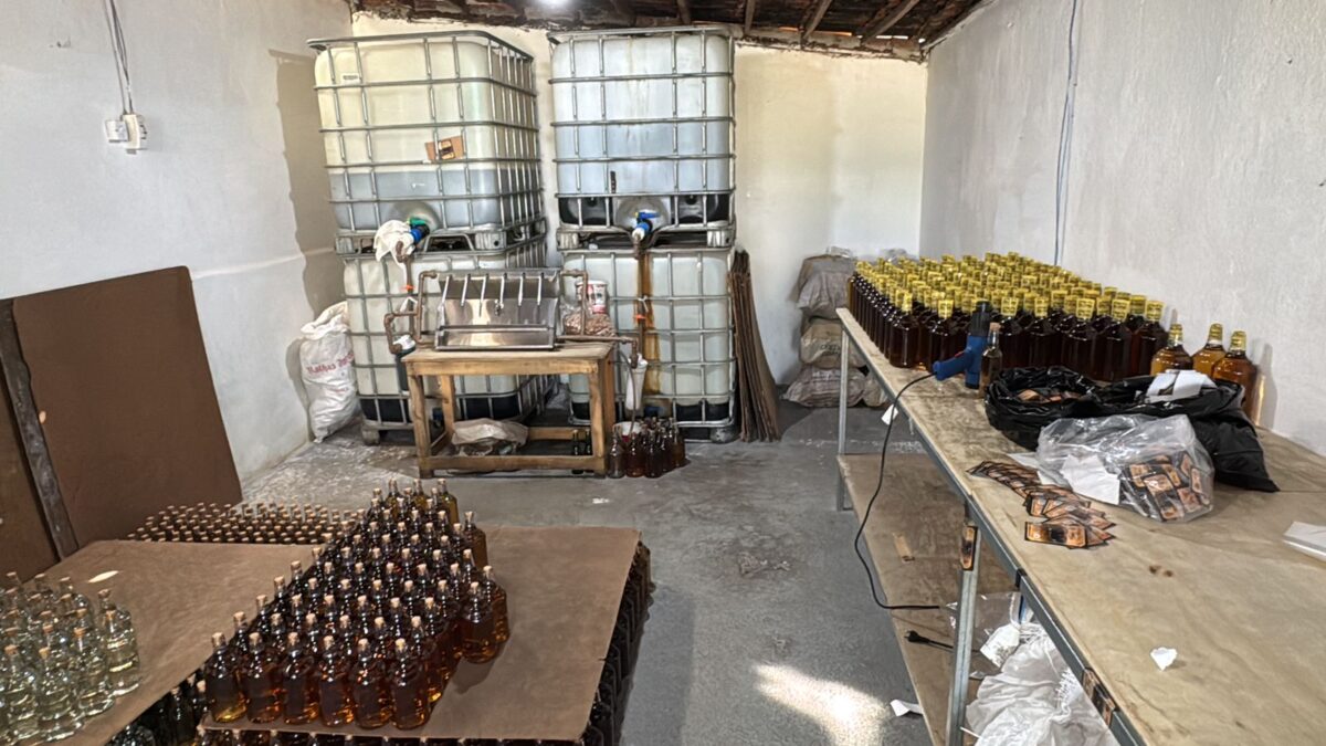 Depósito ilegal de fabricação de bebida é interditado e proprietário é preso na zona rural de Alagoa Nova Depósito ilegal de fabricação de bebida é interditado e proprietário é preso na zona rural de Alagoa Nova