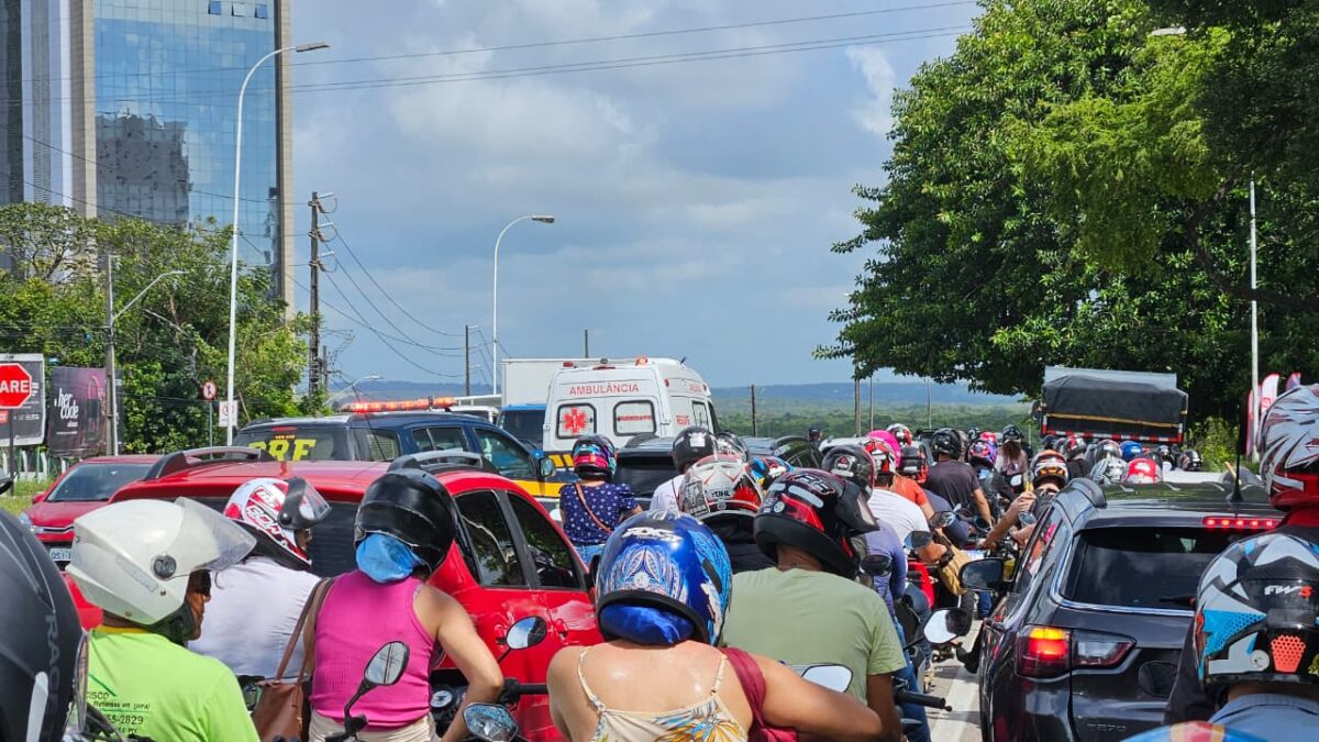 Manhã de caos: acidente deixa trânsito travado na BR-230, com engarrafamento quilométrico em João Pessoa Acidente na BR-230, em João Pessoa. (foto: Joaquim Neto)