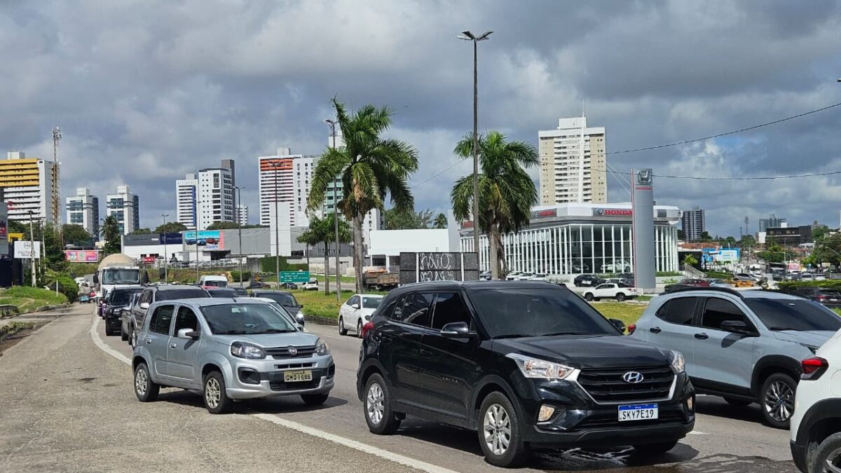 Manhã de caos: acidente deixa trânsito travado na BR-230, com engarrafamento quilométrico em João Pessoa Acidente na BR-230, em João Pessoa. (foto: Joaquim Neto)
