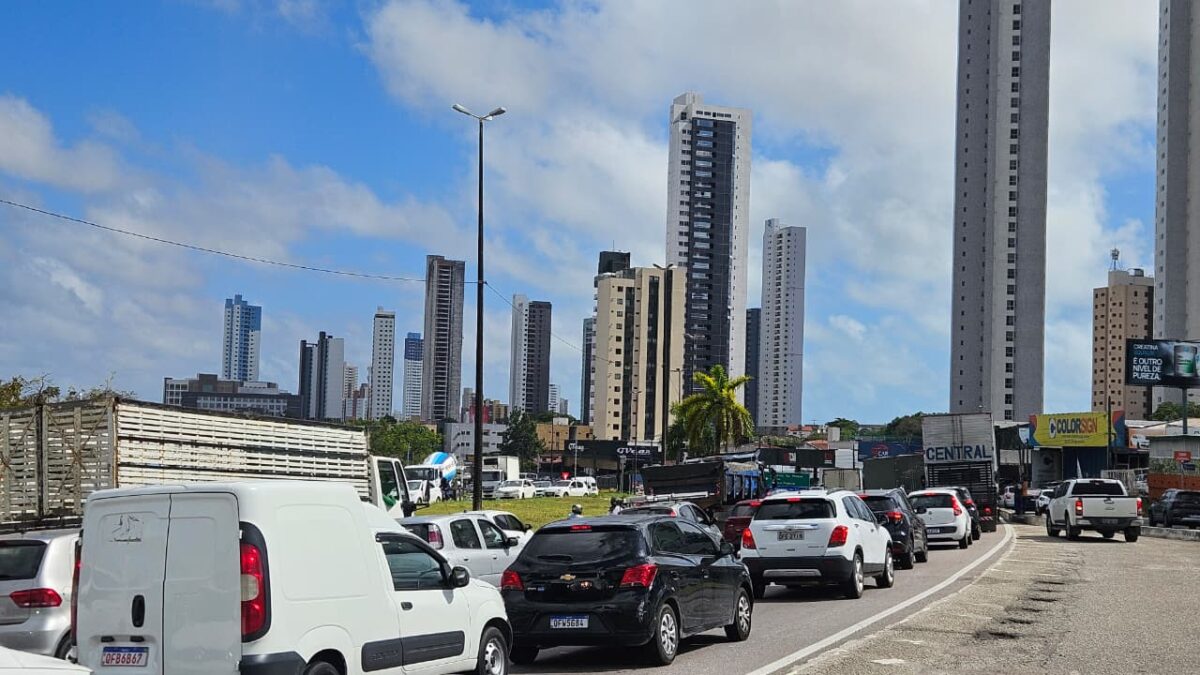 Manhã de caos: acidente deixa trânsito travado na BR-230, com engarrafamento quilométrico em João Pessoa Manhã de caos: acidente deixa trânsito travado na BR-230, com engarrafamento quilométrico em João Pessoa