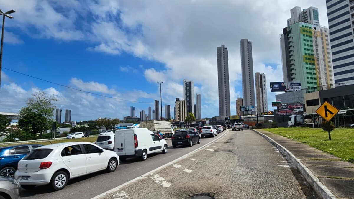 Manhã de caos: acidente deixa trânsito travado na BR-230, com engarrafamento quilométrico em João Pessoa Acidente na BR-230, em João Pessoa. (foto: Joaquim Neto)