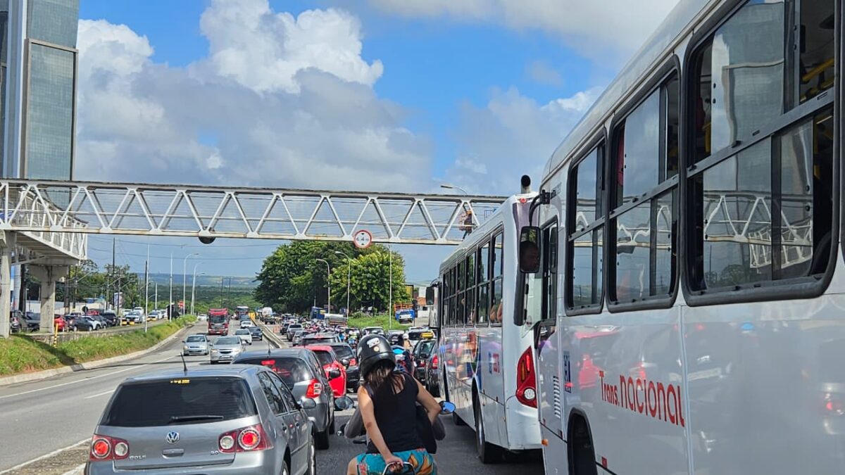 Manhã de caos: acidente deixa trânsito travado na BR-230, com engarrafamento quilométrico em João Pessoa Acidente na BR-230, em João Pessoa. (foto: Joaquim Neto)