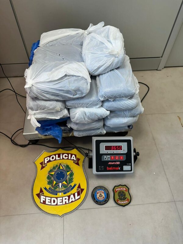 Mulher é presa com mais de 30 kg de maconha no aeroporto de João Pessoa Mulher é presa com mais de 30 kg de maconha no aeroporto de João Pessoa