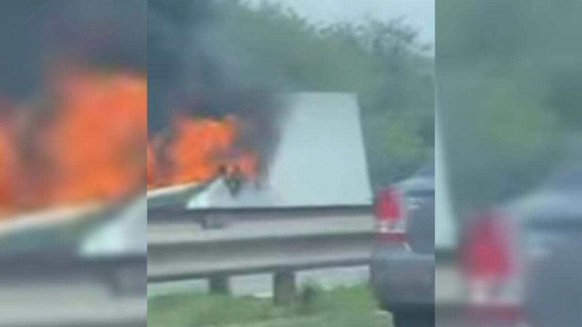 Caminhão pega fogo na BR-101 na Grande João Pessoa, interrompe trânsito e assusta populares Sinistro com caminhão foi registrado nesta segunda-feira (13) em João Pessoa. (foto: reprodução/redes sociais)