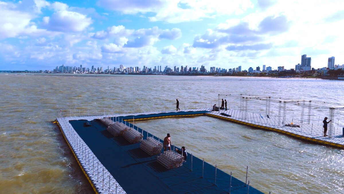 VEJA FOTOS: piscina flutuante com 25 metros de extensão é instalada no mar de João Pessoa Piscina gigante está sendo instalada no mar do Bessa, em João Pessoa. (foto: divulgação)