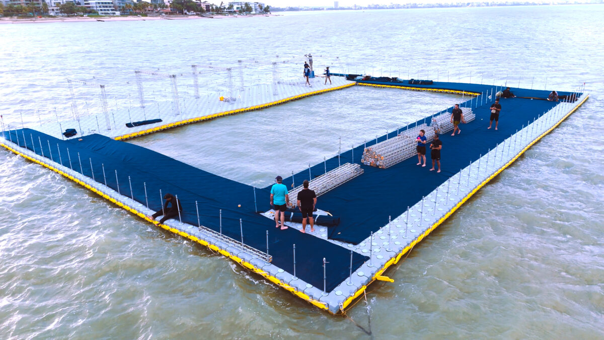 VEJA FOTOS: piscina flutuante com 25 metros de extensão é instalada no mar de João Pessoa Piscina gigante está sendo instalada no mar do Bessa, em João Pessoa. (foto: divulgação)