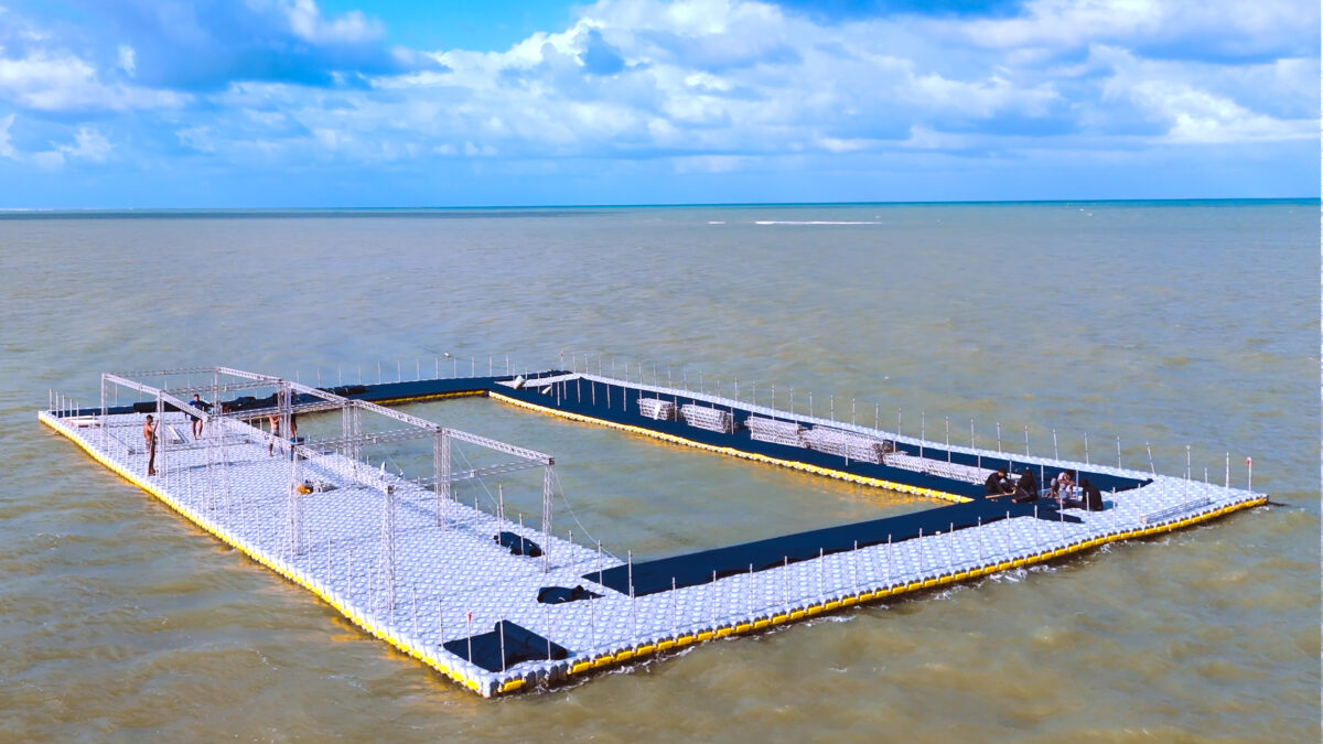 Piscina gigante está sendo instalada no mar do Bessa, em João Pessoa. (foto: divulgação)