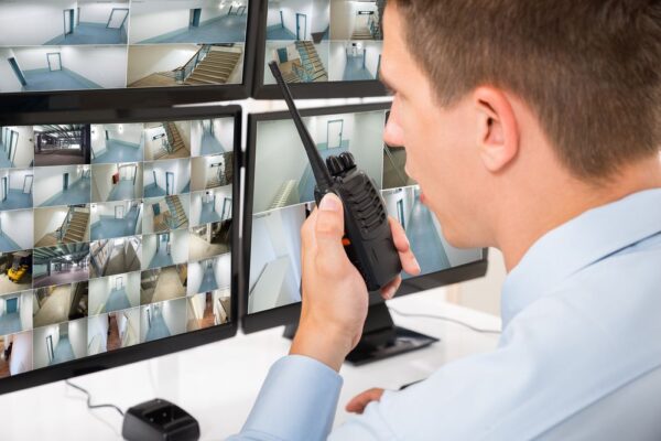 Justiça manda indenizar porteiros trocados por sistema virtual Justiça manda indenizar porteiros trocados por sistema virtual