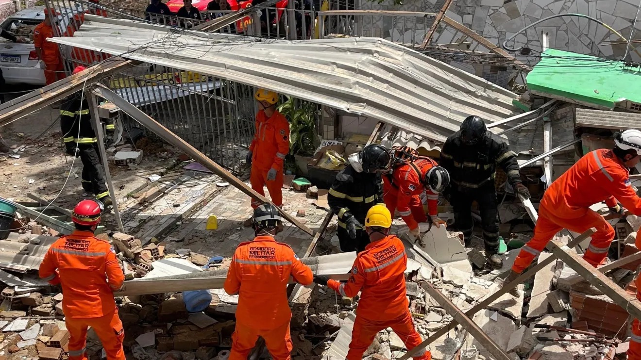 Explosão em Olinda destrói casas, deixa dois mortos e nove feridos imagem