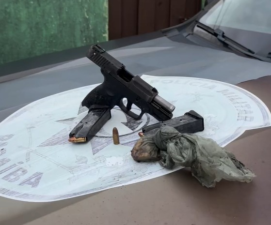 Com o suspeito foram apreendidos uma arma, carregador e munições.