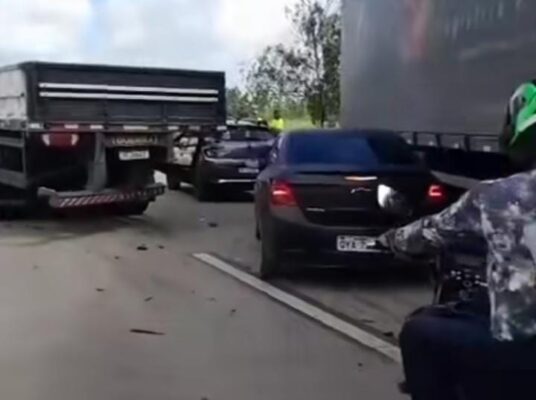 Acidente envolvendo duas carretas e um carro deixa feridos na BR-101, em Mamanguape