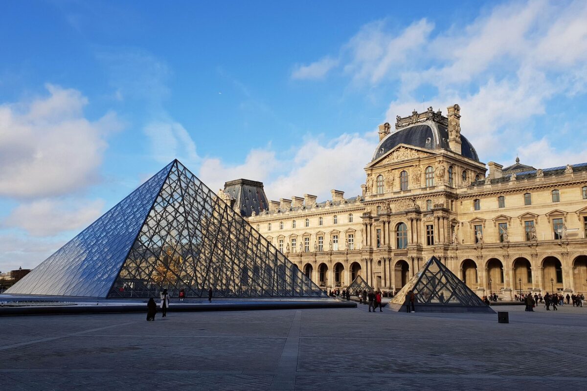 Dois suspeitos são presos por roubo de joias no Museu do Louvre, em Paris Dois suspeitos são presos por roubo de joias no Museu do Louvre, em Paris