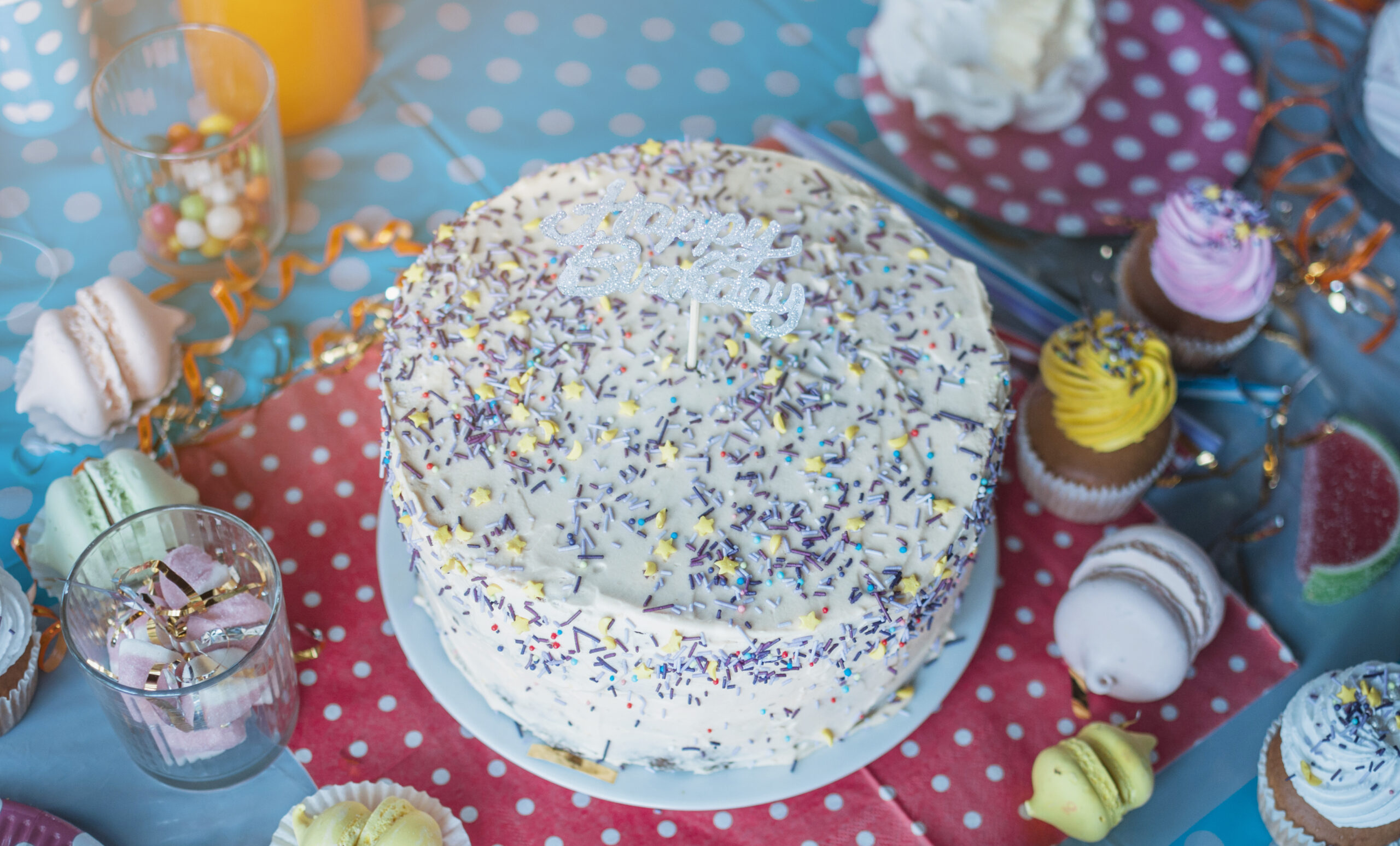 Fernanda Diniz comenta que o glitter estava na moda na decoração de bolos, mas a tendência é a substituição por outra novidade. (Imagem Ilustrativa. Foto: Freepik)