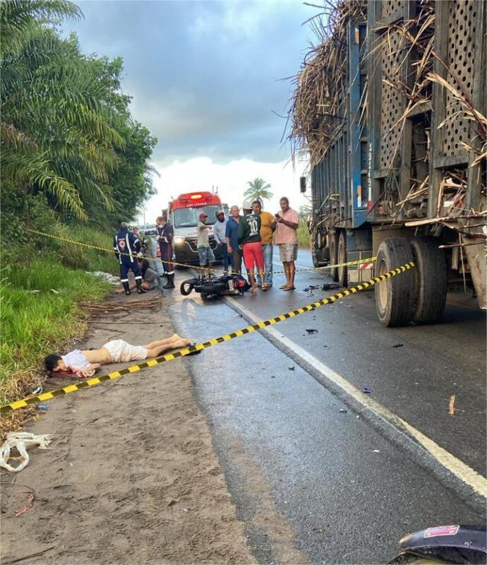 Motociclista morre após bater em caminhão