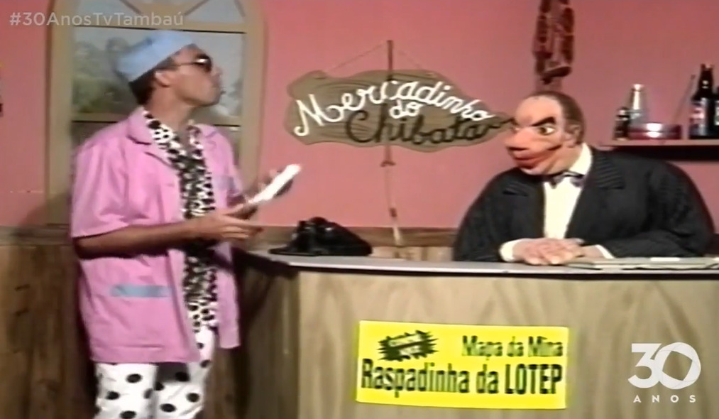 Augusto Bonequeiro, interpretando o personagem 'Salomo Chibata', dono de um mercadinho, e seu ajudante Fil (a esquerda), interpretado pelo ator Edilson Alves. (foto: reproduo: Youtube/TV Tamba)