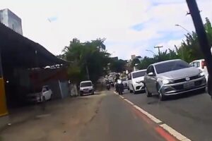 Câmera flagra momento em que ciclista é atingido por moto em ciclovia de João Pessoa