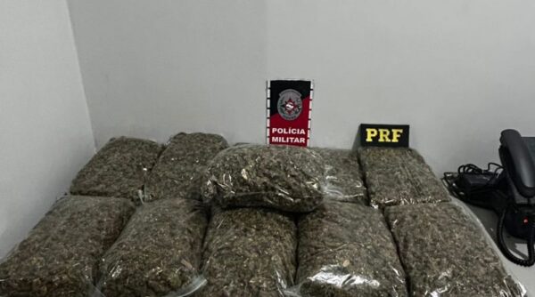 Casal é preso e maconha transportada em porta-malas de carro é apreendida na Grande João Pessoa