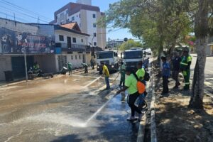 Limpeza de ruas e desobstrução de galerias após rompimento de reservatório da Cagepa mobiliza equipe