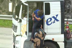 Carreta com suspeita de bomba fica atravessada por 4 horas em São Paulo e motorista é resgatado