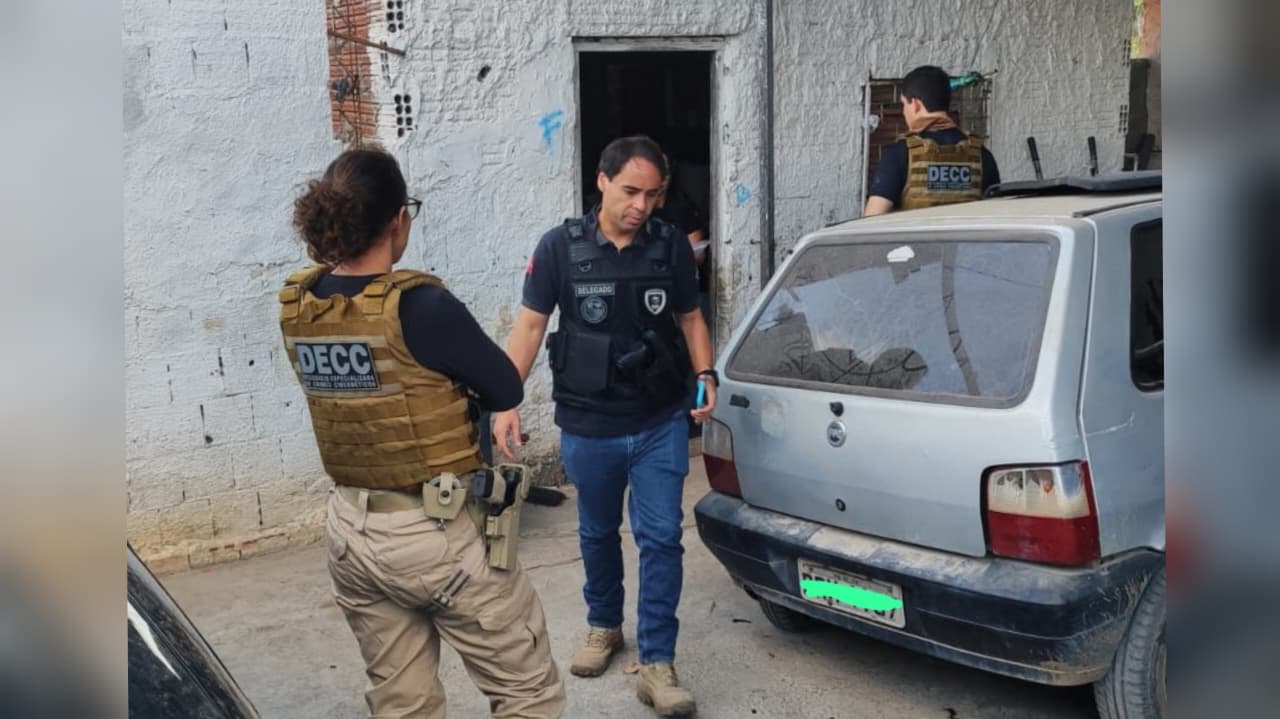 Operação da Polícia Civil cumpriu mandado contra homem investigado por oferecer vantagem a adolescente. (foto: divulgação/DECC)