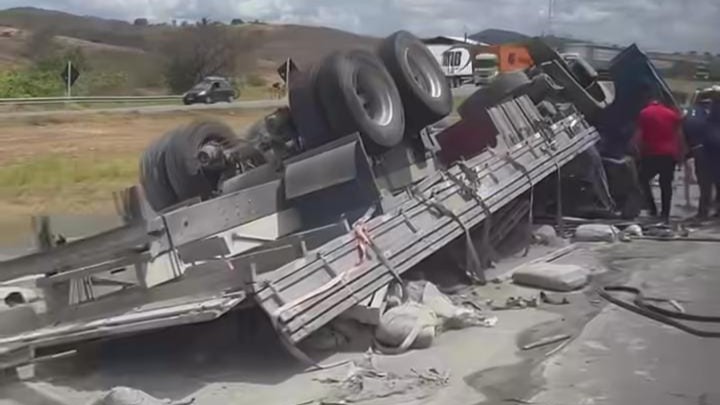 Caminhão carregado de cimento tomba na BR-230 e deixa motorista ferido no Agreste da Paraíba